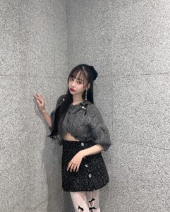 Risa Nakamura Instagram - bisの配信番組のときの私服衣装。 リボン×パール×ビジュー 好きなものを詰め込んだ👽