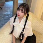 Risa Nakamura Instagram - ICL手術で視力が良くなってから1年経過して、問題なく快適に生活できているのでご紹介🪐 家でメガネをずっと付けていると目が疲れるし、ヘッドホンと相性×だったり、メンテナンスも必要、災害時に心配.. どうせ度ありだからと日常的にカラコンを付けて慢性的にドライアイだったのですが🐪 手術で視力が良くなってからは、目が疲れない乾かない、コンタクトレンズ代不要、スポーツやアクティビティも安全、等ストレスがなくなるばかりか私にとってメリットばかり。 こうゆう持続的な自己投資はなるべく早くやった方がコスパ良いと思ってしまうので、去年やって良かったこと第一位でした✨ 代官山アイクリニックの五十嵐先生 @icligarashi は日本に10数名しかいないICL手術のエキスパートインストラクターの認定医ということもあるし、とても優しく対応していただき安心して手術やその後のアフターフォローをしていただきました。 案件やPRではないので勝手なご紹介になりますし、医療行為ですので自己判断・全ての方へおすすめしているというわけではないです⚠️ ただの私のICLの感想レポでした🖊️☺️