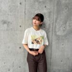 Risa Watanabe Instagram - ファンクラブグッズ TシャツはM〜XLの3サイズあります☺️ わたしが着用しているのはLサイズです。 大きめのサイズ感で、インでもアウトでご着用いただけます〜！ ステッカーはAセット、Bセットの2種類です！ お好きな場所にペタペタと貼ってみてください🪻🪻 アクスタもぜひお家に飾ってね🤍 イベントに持ってきてくれるのも嬉しい！！💃 グッズは全て9/10、23:59までの販売となります⚠️ プロフィールのリンクから是非チェックお願いします〜☑︎