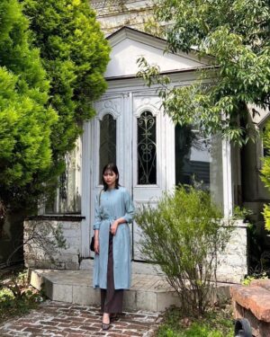 Risa Watanabe Instagram - .
AOKIさんのアイテムを使って、韓国風オフィスコーデを提案させていただきました🌷

オフィスコーデはかっちりとした印象があったのですが、AOKIさんのアイテムは可愛らしいものも多く、わくわくした気持ちで楽しくコーデを組ませていただきました！
今回、着こなしやヘアメイクも韓国っぽく仕上げていただいたので、そこにも注目してみてください🤍

アイテムやコーデの詳細はAOKI公式ホームページに掲載されているので、是非チェック宜しくお願いします☺

またMERYの公式Instagramでもコーデやリール動画が公開されているので、そちらもご覧ください！

@aoki_official2016
@mery.jp
#PR #AOKI #MERY #MERY_PR #韓国コーデ #オフィスカジュアル
