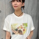 Risa Watanabe Instagram - ファンクラブグッズ TシャツはM〜XLの3サイズあります☺️ わたしが着用しているのはLサイズです。 大きめのサイズ感で、インでもアウトでご着用いただけます〜！ ステッカーはAセット、Bセットの2種類です！ お好きな場所にペタペタと貼ってみてください🪻🪻 アクスタもぜひお家に飾ってね🤍 イベントに持ってきてくれるのも嬉しい！！💃 グッズは全て9/10、23:59までの販売となります⚠️ プロフィールのリンクから是非チェックお願いします〜☑︎