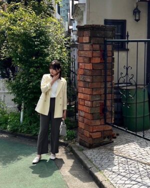 Risa Watanabe Instagram - .
AOKIさんのアイテムを使って、韓国風オフィスコーデを提案させていただきました🌷

オフィスコーデはかっちりとした印象があったのですが、AOKIさんのアイテムは可愛らしいものも多く、わくわくした気持ちで楽しくコーデを組ませていただきました！
今回、着こなしやヘアメイクも韓国っぽく仕上げていただいたので、そこにも注目してみてください🤍

アイテムやコーデの詳細はAOKI公式ホームページに掲載されているので、是非チェック宜しくお願いします☺

またMERYの公式Instagramでもコーデやリール動画が公開されているので、そちらもご覧ください！

@aoki_official2016
@mery.jp
#PR #AOKI #MERY #MERY_PR #韓国コーデ #オフィスカジュアル