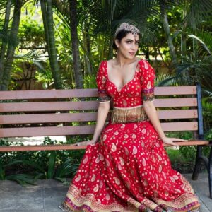 Rishikka Bali Instagram - @rishikka_bali looks gorgeous in an understated masterpiece in a gorgeous contrast of gold,red and multi colour hues complemented with a variety of embroideries,stoned  embellished to perfection✨
@sharatchandraphotography 
@mehra.sonia 
@rishikka_bali 
@quresh2018 
@sandymakeupart_
.
.
.
designerlabel #SM #SoniaMehra_designs #SoniaMehra_couture #SoniaMehra_daily #mehra_sonia