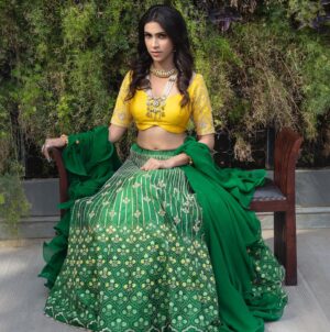 Rishikka Bali Instagram - Posting after ages ⭐️ 
All my friends have been telling me I have disappeared from insta  so thought of posting some new collection of pics 

Hope u guys like it … I’ll try to be more active on insta 😝 

Also wishing everyone a very happy Ganesh Chaturthi 🙏 

Pic @sharatchandraphotography
Shoot for @studiovirtues 
Jewellery by @finnatiofficial