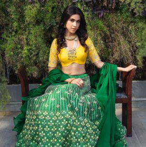 Rishikka Bali Instagram - Posting after ages ⭐️ 
All my friends have been telling me I have disappeared from insta  so thought of posting some new collection of pics 

Hope u guys like it … I’ll try to be more active on insta 😝 

Also wishing everyone a very happy Ganesh Chaturthi 🙏 

Pic @sharatchandraphotography
Shoot for @studiovirtues 
Jewellery by @finnatiofficial