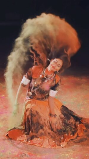 Rishina Kandhari Instagram - #happyholi 💜🩷❤️💛💙💚 

The show runner #maincharacterenergy 🎨