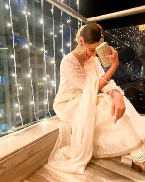Rishina Kandhari Instagram - Love & Light 🥰🪔🤗😇 #happydiwali everyone