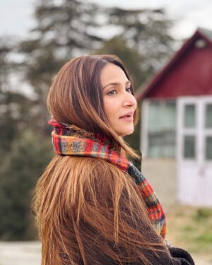 Rishina Kandhari Instagram - Winter is wintering 🧶🎄❄️ 
#winter #winterfashion #coldweather #hillstation 
Picture credit श्री श्री @shri106 🥰😄🤗