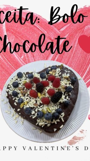 Rita Andrade Instagram - Bolo de chocolate Valentino ❤️

Neste dia dos namorados, eu e o Chakall fomos a manhã da CMTV e apresentamos esta receita rápida, simples e deliciosa!
O chocolate e os frutos vermelhos são aliados da paixão ❤️

Receita:
Bata 2 ovos com 50g de açúcar de côco, derreta 350g de chocolate em barra numa frigideira com 1/2 copo de água e 2 col sopa de manteiga. Junte os preparados e adicione 2 col sopa de manteiga de amendoim e 50g de farinha. Depois leve ao forno numa forma untada durante 20 min a 180 graus. A seguir enfeite com pistachios, frutos vermelhos e raspas de chocolate branco. Se quiser tornar a receita mais saudável, troque a farinha por aveia, a manteiga por azeite, o açúcar por mel e o chocolate por um com maior percentagem de cacau, excluindo o chocolate branco e podendo misturar os frutos secos na massa do bolo.

Sejam felizes e Viva o AMOR 🥰 

PS: Esta camisa linda é da marca @casualcode_by_sandra_loureiro_ da minha amiga Sandra que tem os “trapinhos” mais giros do Mundo!