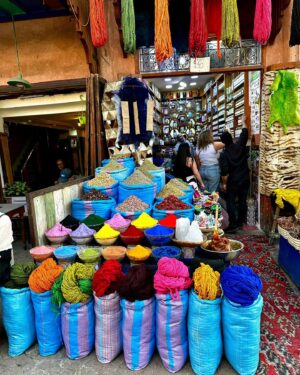 Rita Andrade Instagram - Marrakech 🇲🇦

Chegar a Marrocos demora 1h a partir de Lisboa mas a viagem emocional, cultural e arquitectónica é gigante 🙏 Fui a primeira vez em 1999 e apaixonei-me, neste regresso provei que o amor está mesmo para durar ❤️ Deixei-me levar no mercado… entre ruas labirínticas de bancadas sem fim que vendem desde trajes tradicionais até especiarias, peles, bugigangas e cerâmica ou tapetes - há de tudo; entre burros, cavalos, motas, bicicletas, tratores, gatos vadios, serpentes, macacos e milhares de turistas lá se sobrevive estranhamente sem atropelamentos e há algum equilíbrio naquela vida frenética que por ali acontece. Ah e claro que provei umas comidas de rua (que me valeram umas idas extra ao wc), e aceita-se que o nosso estômago / intestino não esteja equipado para estas comidas, mas vale a pena experimentar 😋 Aqui vão as dicas: fiquei no Riad Les Nuits de Marrakech, fui jantar ao @comptoirdarna e ao @kabana.marrakech , almocei entre comida de rua ou tagines na praça central, visitei os @jardinmajorellemarrakech , o @bahiapalace e deliciei-me no Riad Isis Spa com os Hammam. Para quem nunca fez, vale a pena marcar um jantar no deserto e se forem com filhotes prefiram os hotéis ou resorts. Até breve cidade surpreendente e que fica nas memórias para sempre. Salamaleico ❤️