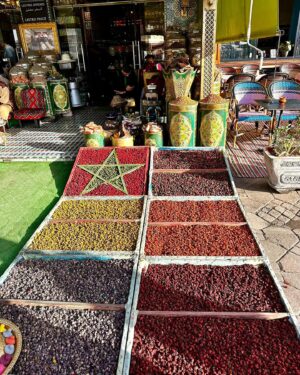 Rita Andrade Instagram - Marrakech 🇲🇦

Chegar a Marrocos demora 1h a partir de Lisboa mas a viagem emocional, cultural e arquitectónica é gigante 🙏 Fui a primeira vez em 1999 e apaixonei-me, neste regresso provei que o amor está mesmo para durar ❤️ Deixei-me levar no mercado… entre ruas labirínticas de bancadas sem fim que vendem desde trajes tradicionais até especiarias, peles, bugigangas e cerâmica ou tapetes - há de tudo; entre burros, cavalos, motas, bicicletas, tratores, gatos vadios, serpentes, macacos e milhares de turistas lá se sobrevive estranhamente sem atropelamentos e há algum equilíbrio naquela vida frenética que por ali acontece. Ah e claro que provei umas comidas de rua (que me valeram umas idas extra ao wc), e aceita-se que o nosso estômago / intestino não esteja equipado para estas comidas, mas vale a pena experimentar 😋 Aqui vão as dicas: fiquei no Riad Les Nuits de Marrakech, fui jantar ao @comptoirdarna e ao @kabana.marrakech , almocei entre comida de rua ou tagines na praça central, visitei os @jardinmajorellemarrakech , o @bahiapalace e deliciei-me no Riad Isis Spa com os Hammam. Para quem nunca fez, vale a pena marcar um jantar no deserto e se forem com filhotes prefiram os hotéis ou resorts. Até breve cidade surpreendente e que fica nas memórias para sempre. Salamaleico ❤️