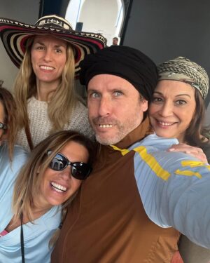 Rita Andrade Instagram - Marrakech 🇲🇦

Chegar a Marrocos demora 1h a partir de Lisboa mas a viagem emocional, cultural e arquitectónica é gigante 🙏 Fui a primeira vez em 1999 e apaixonei-me, neste regresso provei que o amor está mesmo para durar ❤️ Deixei-me levar no mercado… entre ruas labirínticas de bancadas sem fim que vendem desde trajes tradicionais até especiarias, peles, bugigangas e cerâmica ou tapetes - há de tudo; entre burros, cavalos, motas, bicicletas, tratores, gatos vadios, serpentes, macacos e milhares de turistas lá se sobrevive estranhamente sem atropelamentos e há algum equilíbrio naquela vida frenética que por ali acontece. Ah e claro que provei umas comidas de rua (que me valeram umas idas extra ao wc), e aceita-se que o nosso estômago / intestino não esteja equipado para estas comidas, mas vale a pena experimentar 😋 Aqui vão as dicas: fiquei no Riad Les Nuits de Marrakech, fui jantar ao @comptoirdarna e ao @kabana.marrakech , almocei entre comida de rua ou tagines na praça central, visitei os @jardinmajorellemarrakech , o @bahiapalace e deliciei-me no Riad Isis Spa com os Hammam. Para quem nunca fez, vale a pena marcar um jantar no deserto e se forem com filhotes prefiram os hotéis ou resorts. Até breve cidade surpreendente e que fica nas memórias para sempre. Salamaleico ❤️