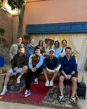 Rita Andrade Instagram - Marrakech 🇲🇦

Chegar a Marrocos demora 1h a partir de Lisboa mas a viagem emocional, cultural e arquitectónica é gigante 🙏 Fui a primeira vez em 1999 e apaixonei-me, neste regresso provei que o amor está mesmo para durar ❤️ Deixei-me levar no mercado… entre ruas labirínticas de bancadas sem fim que vendem desde trajes tradicionais até especiarias, peles, bugigangas e cerâmica ou tapetes - há de tudo; entre burros, cavalos, motas, bicicletas, tratores, gatos vadios, serpentes, macacos e milhares de turistas lá se sobrevive estranhamente sem atropelamentos e há algum equilíbrio naquela vida frenética que por ali acontece. Ah e claro que provei umas comidas de rua (que me valeram umas idas extra ao wc), e aceita-se que o nosso estômago / intestino não esteja equipado para estas comidas, mas vale a pena experimentar 😋 Aqui vão as dicas: fiquei no Riad Les Nuits de Marrakech, fui jantar ao @comptoirdarna e ao @kabana.marrakech , almocei entre comida de rua ou tagines na praça central, visitei os @jardinmajorellemarrakech , o @bahiapalace e deliciei-me no Riad Isis Spa com os Hammam. Para quem nunca fez, vale a pena marcar um jantar no deserto e se forem com filhotes prefiram os hotéis ou resorts. Até breve cidade surpreendente e que fica nas memórias para sempre. Salamaleico ❤️