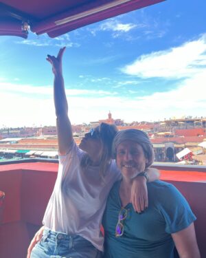 Rita Andrade Instagram - Marrakech 🇲🇦

Chegar a Marrocos demora 1h a partir de Lisboa mas a viagem emocional, cultural e arquitectónica é gigante 🙏 Fui a primeira vez em 1999 e apaixonei-me, neste regresso provei que o amor está mesmo para durar ❤️ Deixei-me levar no mercado… entre ruas labirínticas de bancadas sem fim que vendem desde trajes tradicionais até especiarias, peles, bugigangas e cerâmica ou tapetes - há de tudo; entre burros, cavalos, motas, bicicletas, tratores, gatos vadios, serpentes, macacos e milhares de turistas lá se sobrevive estranhamente sem atropelamentos e há algum equilíbrio naquela vida frenética que por ali acontece. Ah e claro que provei umas comidas de rua (que me valeram umas idas extra ao wc), e aceita-se que o nosso estômago / intestino não esteja equipado para estas comidas, mas vale a pena experimentar 😋 Aqui vão as dicas: fiquei no Riad Les Nuits de Marrakech, fui jantar ao @comptoirdarna e ao @kabana.marrakech , almocei entre comida de rua ou tagines na praça central, visitei os @jardinmajorellemarrakech , o @bahiapalace e deliciei-me no Riad Isis Spa com os Hammam. Para quem nunca fez, vale a pena marcar um jantar no deserto e se forem com filhotes prefiram os hotéis ou resorts. Até breve cidade surpreendente e que fica nas memórias para sempre. Salamaleico ❤️