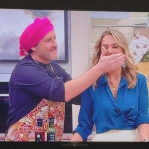 Rita Andrade Instagram - Hoje estivemos no programa Whats Up da @sicmulher com a maravilhosa @carolinapatrocinio a cozinhar um prato delicioso e que deixo aqui a receita. Não pude deixar de deixar também a batalha musical que nos fez rir muitooooo e que foi um momento mesmo incrível proporcionado pela produção do programa 🎸😂 Espero que se divirtam também a assistir a estes excertos do programa e já agora digam-me se também adivinhavam ou nem por isso!

Cá vai a receita!

VieiRitas com puré de alho francês:

Descongelem as vieiras ao natural e retirem da concha com uma colher após estarem descongeladas. Deitem uma pitada de sal em cada Vieira. Coloquem as vieiras em azeite numa frigideira com temperatura média/ elevada para “selar” apenas (as vieiras devem estar douradas por fora e quase cruas por dentro, não mais de 3 minutos a cozinhar). Reservem.

Numa panela coloquem água a ferver com 1 talo de alho francês em pedaços, sal e fio de azeite. Quando estiver cozido, escorram a água exceto 150 ml e triturem até ficar um puré aveludado. Podem juntar 1 curgete descascada para ficar mais espesso o puré.

Opcional: Numa frigideira com azeite quente, coloquem raspas de gengibre e um pouco de açúcar com baunilha para fazerem um topping doce nas vieiras.

Sirvam na concha com 1 colher de sopa do puré, a Vieira em cima, uns coentros picados em cima da Vieira.

Bon Ap ❤️