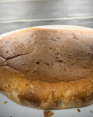 Rita Andrade Instagram - Bolo de Aniversário Bio Saudável 🎂

Neste dia 17.11 não poderia deixar aqui outra receita que não fosse um bolo de aniversário 🎉 Muitos pacientes me perguntam se tenho sugestões de bolos e hoje aproveitei o convite da @cmtvoficial para ir cozinhar ao programa do @duartesiopa e apresentei esta “receita do bem” 🙏 Aqui fica um bolo sem glúten, biológico, rico em fibra e sem açúcar ❤️ 

Receita:

Massa:
200 g de xilitol
5 ovos
40 g de azeite bio
50 g de óleo de côco
110 g de iogurte natural
90 g de farinha de arroz
90 g de farinha de aveia
50 g de fécula de batata
Raspa da casca de meio limão 
1 pitada de sal rosa
1 colher de sopa de fermento bio para bolos
1 col sopa de psyllium 

Cobertura:
1 iogurte de côco
4 col sopa de manteiga de amendoim
4 quadrados de chocolate negro

1. Pré-aqueça o forno a 180° C.
2. Num processador, coloque o xilitol e pulverize.
3. Junte os ovos, o azeite e o óleo de côco e liquidifique.
4. Junte os restantes ingredientes e liquidifique até a massa estar lisa e homogénea.
5. Deite a massa numa forma forrada com papel vegetal óleo de coco e leve ao forno durante cerca de 30 minutos.
6. Coloque o bolo num prato grande e barre o iogurte, adicione a manteiga de amendoim e rale o chocolate.

Atenção que ser saudável não significa que não tenha muitas calorias na mesma! 😅👩🏼‍⚕️ Por isso, uma fatia pequena num lanche com um chá a acompanhar será perfeito (e pode sempre congelar em Faria’s para ir consumindo sem pressa). 😋 

Espero que gostem! 🎂🎉❤️👩🏼‍⚕️

Beijinhos com amor da vossa nutri, já na versão 4.2 ☺️
