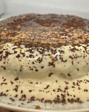 Rita Andrade Instagram - Bolo de Aniversário Bio Saudável 🎂

Neste dia 17.11 não poderia deixar aqui outra receita que não fosse um bolo de aniversário 🎉 Muitos pacientes me perguntam se tenho sugestões de bolos e hoje aproveitei o convite da @cmtvoficial para ir cozinhar ao programa do @duartesiopa e apresentei esta “receita do bem” 🙏 Aqui fica um bolo sem glúten, biológico, rico em fibra e sem açúcar ❤️ 

Receita:

Massa:
200 g de xilitol
5 ovos
40 g de azeite bio
50 g de óleo de côco
110 g de iogurte natural
90 g de farinha de arroz
90 g de farinha de aveia
50 g de fécula de batata
Raspa da casca de meio limão 
1 pitada de sal rosa
1 colher de sopa de fermento bio para bolos
1 col sopa de psyllium 

Cobertura:
1 iogurte de côco
4 col sopa de manteiga de amendoim
4 quadrados de chocolate negro

1. Pré-aqueça o forno a 180° C.
2. Num processador, coloque o xilitol e pulverize.
3. Junte os ovos, o azeite e o óleo de côco e liquidifique.
4. Junte os restantes ingredientes e liquidifique até a massa estar lisa e homogénea.
5. Deite a massa numa forma forrada com papel vegetal óleo de coco e leve ao forno durante cerca de 30 minutos.
6. Coloque o bolo num prato grande e barre o iogurte, adicione a manteiga de amendoim e rale o chocolate.

Atenção que ser saudável não significa que não tenha muitas calorias na mesma! 😅👩🏼‍⚕️ Por isso, uma fatia pequena num lanche com um chá a acompanhar será perfeito (e pode sempre congelar em Faria’s para ir consumindo sem pressa). 😋 

Espero que gostem! 🎂🎉❤️👩🏼‍⚕️

Beijinhos com amor da vossa nutri, já na versão 4.2 ☺️