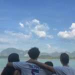 Rita Ferro Rodrigues Instagram - Os Filhos São Figuras Estremecidas Os filhos são figuras estremecidas e, quando dormem, a felicidade cerra-lhes as pálpebras, toca-lhes os lábios, ama-os sobre as camas. É por mim que chamam quando temem o eclipse e o temporal. Trazem nos cabelos o aroma do leite e da festa das rosas. Voam-me por entre os dedos, por entre as malhas da rede de espuma que lanço a seus pés. Reinam num sítio de penumbra onde não me atrevo sequer a dizer quem sou. José Jorge Letria, in “Os Achados da Noite”