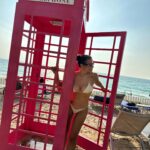 Rita Ferro Rodrigues Instagram - Dia 9 🐒 📞Chamadinha rápida para Portugal para vos contar as aventuras do dia de hoje em Phuket ! Saltámos da cama cedo para visitar a Old Town que esta cheia de vestígios portugueses ( sabiam que fomos os primeiros europeus a encontrar a Tailândia e que a relação entre os dois países é maravilhosa ?) A nossa pegada por aqui revela -se sobretudo na arquitectura sino- portuguesa de que é exemplo a casa onde funciona o restaurante/escola de cozinha Thai @blueelephant onde a fabulosa chefe @molly_007 nos ensinou a fazer dois pratos típicos. Os pintainhos estavam super atentos e adoraram passar a manhã a aprender mais sobre a gastronomia deste país que é riquíssima e deliciosa , aromática, doce e picante ao mesmo tempo - como a vida que todos desejamos! Do conforto do estômago para o conforto da alma, seguimos para Wat Chalong, local de peregrinação dos locais e de turistas tailandeses que chegam de todo o país para rezar e prestar homenagem aos monges fundadores deste templo ,que lideraram o povo na luta contra a rebelião chinesa em 1876, ajudando os combatentes a sarar as feridas , com as ervas medicinais que de forma sábia manipulavam. O calor hoje esteve muito intenso e por isso corremos à praia mais próxima para uma cacholada, vulgo, mergulhaça. O mar, hoje mais agitado , soube -nos bem! Um divertido braço de ferro salgado com as ondas mornas que nos rebentavam nas pernocas 🌊 Hoje vamos jantar ao @cafedelmarphuket e quem sabe até dançar um pouco 😎🪩💃🏽🕺🏻 Os pintainhos mais velhos querem conhecer a noite em Phuket e é bem possível que a mãe os envergonhe na pista de dança. Diz que há DJs uepá , vou com tudo , vão gastar os créditos de “cringe mãeeeee!!!”😂 Aos pintainhos nada a apontar. Essa é a verdade. À excepção do “ não ponham as toalhas molhadas em cima das camas” andam leves e felizes ( e tão queridos comigo 🥹) Bom, talvez nos vejamos nas stories mais logo, em modo dancing queen da ilha 🌴Amanhã, novo e último destino. O tempo passa demasiado depressa quando somos felizes. Até já ❤️ #SAii #SAiiscapes #SAiiLagunaPhuket @saii.lagunaphuket #bestravel #bestravelviagens
