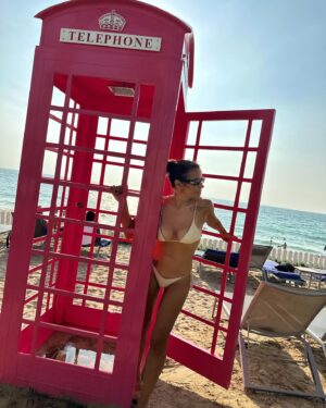 Rita Ferro Rodrigues Instagram - Dia 9 🐒

📞Chamadinha  rápida para Portugal para vos contar as aventuras do dia de hoje em Phuket !
Saltámos da cama cedo para visitar a Old Town que esta cheia de vestígios portugueses ( sabiam que fomos os primeiros europeus a encontrar a Tailândia  e que a relação entre os dois países é maravilhosa ?) A nossa pegada por aqui revela -se sobretudo na arquitectura sino- portuguesa de que é exemplo a casa onde funciona  o restaurante/escola de cozinha Thai @blueelephant onde a fabulosa chefe @molly_007 nos ensinou a fazer dois pratos típicos. Os pintainhos estavam super atentos e adoraram passar a manhã a aprender mais sobre a gastronomia deste país que é riquíssima  e deliciosa , aromática, doce e picante ao mesmo tempo - como a vida que todos desejamos!
Do conforto do estômago para o conforto da alma, seguimos para Wat Chalong, local de peregrinação dos locais e de  turistas tailandeses que chegam de todo o país para rezar e prestar homenagem aos  monges fundadores deste templo ,que lideraram o povo na luta contra a rebelião chinesa em 1876, ajudando os combatentes  a sarar as feridas , com as ervas medicinais que de forma sábia manipulavam. 
O calor hoje esteve muito intenso  e por isso corremos à praia mais próxima para uma cacholada, vulgo, mergulhaça. O mar, hoje mais agitado , soube -nos bem! Um divertido braço de ferro salgado com as ondas mornas que nos rebentavam nas pernocas 🌊
Hoje vamos jantar ao @cafedelmarphuket e quem sabe até dançar um pouco 😎🪩💃🏽🕺🏻
Os pintainhos mais velhos querem conhecer a noite em Phuket e é bem possível que a mãe os envergonhe na pista de dança. Diz que há DJs uepá , vou com tudo , vão gastar os créditos de “cringe mãeeeee!!!”😂
Aos pintainhos  nada a apontar. Essa é a verdade. À excepção do “ não ponham as  toalhas molhadas em cima das camas”  andam leves e felizes ( e tão queridos comigo 🥹) 
Bom, talvez nos vejamos nas stories mais logo, em modo dancing queen da ilha 🌴Amanhã, novo e último destino. O tempo passa demasiado depressa quando somos felizes. 
Até já ❤️

#SAii #SAiiscapes
#SAiiLagunaPhuket

@saii.lagunaphuket 
#bestravel 
#bestravelviagens