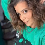 Rita Ferro Rodrigues Instagram - Às vezes também temos de “dar uma arrumadinha”como dizem os brasileiros. ( a sweat é uma homenagem à colheita de 76 … que anda aí ???) Os profissionais incríveis são da @artz.hair @yudiimakeup mil beijos para a sua mãe ❤️ #parceria #cabelo#makeupartist #makeup #shirt #1976