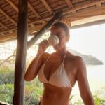 Rita Ferro Rodrigues Instagram - Bateu saudade enquanto trabalho !#monkeyisland Até do momento em que achei que ia ser atacada por um 🐒 Saudades do calor, dos banhos de mar e das gargalhadas constantes dos pintainhos. Formidável Tailândia ❤️ #tailandia #viagem #familia #paraíso #renascer #viajaremfamilia #melhoresdestinos #phiphiisland #kaosoknationalpark #krabithailand #puketthailand