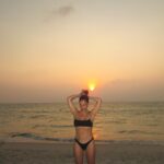 Rita Ferro Rodrigues Instagram - Foi generosa e meiga até aos últimos minutos. Este pôr do sol foi há meia hora. Já estamos no transfer para o aeroporto para regressar a casa e amanhã…rebenta a bolha 🥹 Obrigada querida Tailândia. Foi tão bom que nunca iremos encontrar as palavras certas. Obrigada @bestravel.viagens por serem a melhor e mais atenta agência do mundo. Obrigada @turismo_da_tailandia e @visit.dubai pela cumplicidade e entusiasmo com que acompanharam os nossos passos ✨ E por tudo o resto ❤️😉 E um obrigado especial à equipa da @jervis.pereira que foi uma família para nós 🐥🐥 Como é óbvio e a pedido de tantas (!!) famílias partilharemos nos próximos dias o nosso roteiro de viagem com todos os locais onde ficámos, programas imperdíveis , transportes de destino em destino, dicas e outras informações preciosas. Por fim, obrigada a todas as pessoas que nos acompanharam por aqui - com comentários tão bonitos e envolvidos, que parecia que estavam a viajar ao nosso lado ! Foi tudo maravilhoso 🤩 Por mim , todos os anos uma viagem destas , todas as minhas poupanças serão para isto, não há nada melhor, nada. Viajar, amar , escrever. Até já Portugal 😉 Vai ser bom recomeçar ✨