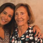 Rita Ferro Rodrigues Instagram - Mãe❤️ Colo. Ponte. Sorriso. Paz. Compreensão. Respeito. Sensatez. Estrutura. Empatia. Amor. Amor. Amor. A minha mãe cuida de tod@s. À vezes de forma enérgica e em modo comandante da operação estratégica. Outras em silêncio , pés de lǎ, sem perguntas. Sempre sem julgamentos. A minha mãe é uma das melhores pessoas que conheço. Um pessoa mesmo inteira e linda. Feliz Dia das Mães,meu amor. Um abraço para todas as pessoas que estão a ler isto , de coração magoado por não terem as suas mães por perto, seja qual for o motivo. Força ❤️