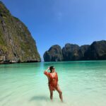 Rita Ferro Rodrigues Instagram - Dia 11 🤿🐠🐡🐒🐥✨ Último dia nas Phi -Phi e que dia de comunhão com a natureza. Primeira experiência de snorkeling de dois dos pintainhos - e pareciam fazer parte do oceano ( todos os patinhos sabem bem nadar e no snorkling é mesmo cabeça para baixo, rabinho para o ar !) E eu vi nos olhos esbugalhados deles atrás das máscaras de mergulho , a absoluta maravilha da descoberta do fundo do mar, da sua paleta de cores , do alívio do silêncio na bolha de um universo que não é o nosso mas ao qual sentimos por momentos o privilégio de integrar, a sensação de que a vida e os seus problemas ficam entre parêntesis e somos só nós, a nossa respiração, os corais, as cores muito intensamente definidas pela lente de aumento que o mar oferece. Subiram extasiados para o barco e na paragem seguinte, mal refeitos do festim submarino, a âncora do long tail boat desce na ilha dos macacos e aí fui eu que me comovi com uma mãe a proteger a sua cria ( ver vídeo ) tanto amor, tanto amor . Os outros macacos todos distraídos com os turistas e aquela mãe só tinha olhos para o seu bebé ❤️🐒 Próxima paragem Maya Bay, uma das mais belas praias do mundo que esteve muito tempo, e bem, encerrada aos turistas e que agora reabriu mas não há permissão para mergulhar - há que proteger a natureza e os recifes de corais e que bela lição para os humanos “ vens aqui espreitar mas não tocas porque não te sabes comportar”. Correctíssimo, regressamos ao @saii.phiphiislandvillage ( que delícia de hotel !) a tempo de piscinar, andar de bicicleta, fazer uma massagem, boiar, lanchar , dormir a sesta à sombra da palmeira 🌴 “ como é que se regressa à vida depois disto?” perguntam -me os pintainhos moglis despenteados e morenos. Regressando. Com amor e com vontade de viver e de ser feliz, com os corações cheios de memórias. Amanhã é o último dia da melhor viagem da nossas vidas e se eu pudesse Aí se eu pudesse , guardava o brilho dos olhos deles para sempre nos meus e também aquele espanto pueril da descoberta do mundo (e talvez assim nunca mais me esquecesse do que é estar feliz ❤️✨) #SAii #SAiiscapes #saiiPhiphiIslandVillage @saii.phiphiislandvillage #bestravel #bestravelviagens