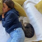 Rita Ferro Rodrigues Instagram - Há 17 anos colado a mim ❤️ O meu velhinho é um grande amigo. Matias 🐱 #gatovelho #gato #gatosdoinstagram