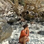 Rita Ferro Rodrigues Instagram - Dia 11 🤿🐠🐡🐒🐥✨ Último dia nas Phi -Phi e que dia de comunhão com a natureza. Primeira experiência de snorkeling de dois dos pintainhos - e pareciam fazer parte do oceano ( todos os patinhos sabem bem nadar e no snorkling é mesmo cabeça para baixo, rabinho para o ar !) E eu vi nos olhos esbugalhados deles atrás das máscaras de mergulho , a absoluta maravilha da descoberta do fundo do mar, da sua paleta de cores , do alívio do silêncio na bolha de um universo que não é o nosso mas ao qual sentimos por momentos o privilégio de integrar, a sensação de que a vida e os seus problemas ficam entre parêntesis e somos só nós, a nossa respiração, os corais, as cores muito intensamente definidas pela lente de aumento que o mar oferece. Subiram extasiados para o barco e na paragem seguinte, mal refeitos do festim submarino, a âncora do long tail boat desce na ilha dos macacos e aí fui eu que me comovi com uma mãe a proteger a sua cria ( ver vídeo ) tanto amor, tanto amor . Os outros macacos todos distraídos com os turistas e aquela mãe só tinha olhos para o seu bebé ❤️🐒 Próxima paragem Maya Bay, uma das mais belas praias do mundo que esteve muito tempo, e bem, encerrada aos turistas e que agora reabriu mas não há permissão para mergulhar - há que proteger a natureza e os recifes de corais e que bela lição para os humanos “ vens aqui espreitar mas não tocas porque não te sabes comportar”. Correctíssimo, regressamos ao @saii.phiphiislandvillage ( que delícia de hotel !) a tempo de piscinar, andar de bicicleta, fazer uma massagem, boiar, lanchar , dormir a sesta à sombra da palmeira 🌴 “ como é que se regressa à vida depois disto?” perguntam -me os pintainhos moglis despenteados e morenos. Regressando. Com amor e com vontade de viver e de ser feliz, com os corações cheios de memórias. Amanhã é o último dia da melhor viagem da nossas vidas e se eu pudesse Aí se eu pudesse , guardava o brilho dos olhos deles para sempre nos meus e também aquele espanto pueril da descoberta do mundo (e talvez assim nunca mais me esquecesse do que é estar feliz ❤️✨) #SAii #SAiiscapes #saiiPhiphiIslandVillage @saii.phiphiislandvillage #bestravel #bestravelviagens