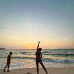 Rita Ferro Rodrigues Instagram - Dia 8 🐘✨ (sim … estou sempre a rir de forma pateta ao pé de elefantes ! É que adoro -os tanto 🙈! ) Foi muito difícil deixar khao Sok 🥹 O vídeo no barco ( em que a luz do amanhecer torna o lago cor de prata ) não tem qualquer filtro e foi assim, embrulhada em neblina quente e a navegar em água espelhada , a nossa viagem de regresso ao cais de embarque. Às 7 da manhã, nós, as malas, iogurte com fruta em tacinhas de papel, umas sandochas, um barqueiro sonolento e silencioso. Soube -nos bem a introspecção da madrugada para prepararmos o primeiro dia em Phuket. Mal chegámos ao @saii.lagunaphuket, um copo de sumo de maçã muito fresco para as boas vindas mas nem deu tempo para ir ao quarto … o transfer para o @phuketelephantsanctuary esperava -nos para o encontro com os elefantes. Este santuário ético é referência não só na Tailândia como no mundo. Aqui o dinheiro dos turistas que visitam o santuário - e não, não se pode incomodar os animais, a única altura em que interagimos com eles é para os alimentar - serve para retirar os majestosos bichos dos ambientes de violência onde vivem ( circos, passeio turísticos, “entretenimento” etc ) e para os alimentar, garantir cuidados médicos e uma velhice em paz e sossego no seu habitat natural. Uma visita ao @phuketelephantsanctuary é sempre inesquecível pelo que se aprende sobre esta espécie , sobre as maldades a que a humanidade ainda os sujeita, sobre a sua sensibilidade, inteligência e magia. Todos os animais que estão no santuário têm histórias horrendas de violência e exploração humana marcadas nos seus corpos. A memória deles tem de ser a nossa para que se consiga mudar mentalidades e nem mais um turista pague para se sentar em cima de um elefante ou para o ver fazer “ gracinhas” que implicaram anos de tortura e medo. Ao fim da tarde, com os nossos corações a transbordar de ternura por estes gigantes mágicos , ainda chegámos a tempo de um mergulho no mar e de assistir a um espectáculo incrível e gratuito : o pôr do Sol Chegamos todos os dias às camas extenuados e deslumbrados, na mesmíssima medida. Até amanhã 🐒🐘✨ #SAii #SAiiscapes #SAiiLagunaPhuket #bestravel #bestravelviagens @saii.lagunaphuket
