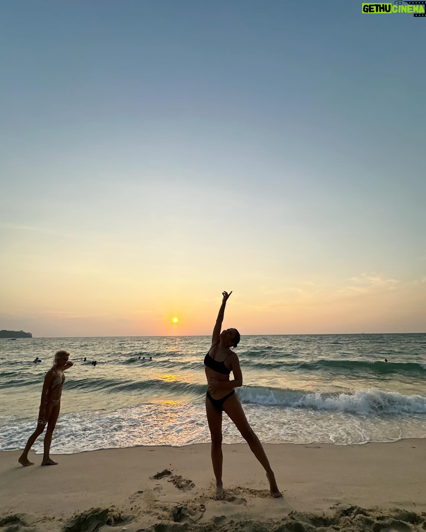 Rita Ferro Rodrigues Instagram - Dia 8 đâš (sim ⊠estou sempre a rir de forma pateta ao pĂ© de elefantes ! Ă que adoro -os tanto đ! ) Foi muito difĂcil deixar khao Sok đ„č O vĂdeo no barco ( em que a luz do amanhecer torna o lago cor de prata ) nĂŁo tem qualquer filtro e foi assim, embrulhada em neblina quente e a navegar em ĂĄgua espelhada , a nossa viagem de regresso ao cais de embarque. Ăs 7 da manhĂŁ, nĂłs, as malas, iogurte com fruta em tacinhas de papel, umas sandochas, um barqueiro sonolento e silencioso. Soube -nos bem a introspecção da madrugada para prepararmos o primeiro dia em Phuket. Mal chegĂĄmos ao @saii.lagunaphuket, um copo de sumo de maçã muito fresco para as boas vindas mas nem deu tempo para ir ao quarto ⊠o transfer para o @phuketelephantsanctuary esperava -nos para o encontro com os elefantes. Este santuĂĄrio Ă©tico Ă© referĂȘncia nĂŁo sĂł na TailĂąndia como no mundo. Aqui o dinheiro dos turistas que visitam o santuĂĄrio - e nĂŁo, nĂŁo se pode incomodar os animais, a Ășnica altura em que interagimos com eles Ă© para os alimentar - serve para retirar os majestosos bichos dos ambientes de violĂȘncia onde vivem ( circos, passeio turĂsticos, âentretenimentoâ etc ) e para os alimentar, garantir cuidados mĂ©dicos e uma velhice em paz e sossego no seu habitat natural. Uma visita ao @phuketelephantsanctuary Ă© sempre inesquecĂvel pelo que se aprende sobre esta espĂ©cie , sobre as maldades a que a humanidade ainda os sujeita, sobre a sua sensibilidade, inteligĂȘncia e magia. Todos os animais que estĂŁo no santuĂĄrio tĂȘm histĂłrias horrendas de violĂȘncia e exploração humana marcadas nos seus corpos. A memĂłria deles tem de ser a nossa para que se consiga mudar mentalidades e nem mais um turista pague para se sentar em cima de um elefante ou para o ver fazer â gracinhasâ que implicaram anos de tortura e medo. Ao fim da tarde, com os nossos coraçÔes a transbordar de ternura por estes gigantes mĂĄgicos , ainda chegĂĄmos a tempo de um mergulho no mar e de assistir a um espectĂĄculo incrĂvel e gratuito : o pĂŽr do Sol Chegamos todos os dias Ă s camas extenuados e deslumbrados, na mesmĂssima medida. AtĂ© amanhĂŁ đđâš #SAii #SAiiscapes #SAiiLagunaPhuket #bestravel #bestravelviagens @saii.lagunaphuket