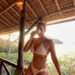 Rita Ferro Rodrigues Instagram - Dia 11 🤿🐠🐡🐒🐥✨ Último dia nas Phi -Phi e que dia de comunhão com a natureza. Primeira experiência de snorkeling de dois dos pintainhos - e pareciam fazer parte do oceano ( todos os patinhos sabem bem nadar e no snorkling é mesmo cabeça para baixo, rabinho para o ar !) E eu vi nos olhos esbugalhados deles atrás das máscaras de mergulho , a absoluta maravilha da descoberta do fundo do mar, da sua paleta de cores , do alívio do silêncio na bolha de um universo que não é o nosso mas ao qual sentimos por momentos o privilégio de integrar, a sensação de que a vida e os seus problemas ficam entre parêntesis e somos só nós, a nossa respiração, os corais, as cores muito intensamente definidas pela lente de aumento que o mar oferece. Subiram extasiados para o barco e na paragem seguinte, mal refeitos do festim submarino, a âncora do long tail boat desce na ilha dos macacos e aí fui eu que me comovi com uma mãe a proteger a sua cria ( ver vídeo ) tanto amor, tanto amor . Os outros macacos todos distraídos com os turistas e aquela mãe só tinha olhos para o seu bebé ❤️🐒 Próxima paragem Maya Bay, uma das mais belas praias do mundo que esteve muito tempo, e bem, encerrada aos turistas e que agora reabriu mas não há permissão para mergulhar - há que proteger a natureza e os recifes de corais e que bela lição para os humanos “ vens aqui espreitar mas não tocas porque não te sabes comportar”. Correctíssimo, regressamos ao @saii.phiphiislandvillage ( que delícia de hotel !) a tempo de piscinar, andar de bicicleta, fazer uma massagem, boiar, lanchar , dormir a sesta à sombra da palmeira 🌴 “ como é que se regressa à vida depois disto?” perguntam -me os pintainhos moglis despenteados e morenos. Regressando. Com amor e com vontade de viver e de ser feliz, com os corações cheios de memórias. Amanhã é o último dia da melhor viagem da nossas vidas e se eu pudesse Aí se eu pudesse , guardava o brilho dos olhos deles para sempre nos meus e também aquele espanto pueril da descoberta do mundo (e talvez assim nunca mais me esquecesse do que é estar feliz ❤️✨) #SAii #SAiiscapes #saiiPhiphiIslandVillage @saii.phiphiislandvillage #bestravel #bestravelviagens