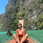 Rita Ferro Rodrigues Instagram - Dia 11 🤿🐠🐡🐒🐥✨ Último dia nas Phi -Phi e que dia de comunhão com a natureza. Primeira experiência de snorkeling de dois dos pintainhos - e pareciam fazer parte do oceano ( todos os patinhos sabem bem nadar e no snorkling é mesmo cabeça para baixo, rabinho para o ar !) E eu vi nos olhos esbugalhados deles atrás das máscaras de mergulho , a absoluta maravilha da descoberta do fundo do mar, da sua paleta de cores , do alívio do silêncio na bolha de um universo que não é o nosso mas ao qual sentimos por momentos o privilégio de integrar, a sensação de que a vida e os seus problemas ficam entre parêntesis e somos só nós, a nossa respiração, os corais, as cores muito intensamente definidas pela lente de aumento que o mar oferece. Subiram extasiados para o barco e na paragem seguinte, mal refeitos do festim submarino, a âncora do long tail boat desce na ilha dos macacos e aí fui eu que me comovi com uma mãe a proteger a sua cria ( ver vídeo ) tanto amor, tanto amor . Os outros macacos todos distraídos com os turistas e aquela mãe só tinha olhos para o seu bebé ❤️🐒 Próxima paragem Maya Bay, uma das mais belas praias do mundo que esteve muito tempo, e bem, encerrada aos turistas e que agora reabriu mas não há permissão para mergulhar - há que proteger a natureza e os recifes de corais e que bela lição para os humanos “ vens aqui espreitar mas não tocas porque não te sabes comportar”. Correctíssimo, regressamos ao @saii.phiphiislandvillage ( que delícia de hotel !) a tempo de piscinar, andar de bicicleta, fazer uma massagem, boiar, lanchar , dormir a sesta à sombra da palmeira 🌴 “ como é que se regressa à vida depois disto?” perguntam -me os pintainhos moglis despenteados e morenos. Regressando. Com amor e com vontade de viver e de ser feliz, com os corações cheios de memórias. Amanhã é o último dia da melhor viagem da nossas vidas e se eu pudesse Aí se eu pudesse , guardava o brilho dos olhos deles para sempre nos meus e também aquele espanto pueril da descoberta do mundo (e talvez assim nunca mais me esquecesse do que é estar feliz ❤️✨) #SAii #SAiiscapes #saiiPhiphiIslandVillage @saii.phiphiislandvillage #bestravel #bestravelviagens