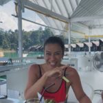 Rita Ferro Rodrigues Instagram - Day 7🤍 Atirat danphattharaworawar mais conhecido por BB é o proprietário deste paraíso . Um residente da vila local, nasceu numa família pobre mas conseguiu licenciar - se em engenharia em Bangkok onde começou a vida profissional , tendo mais tarde a oportunidade de trabalhar no estrangeiro . Sentiu sempre , porém, o dever moral de voltar para a terra onde tinha nascido e de ajudar o seu povo a ter uma vida melhor. Resolveu dedicar - se ao turismo : no @resort500rai só emprega residentes locais e … e tudo o que se consome é da região. Dizem -me que é uma figura singular, gostava imenso de o ter conhecido mas não estava cá por estes dias. Mergulhámos no lago morno e límpido, andámos de caiaque e fizemos paddle, fomos em Safari pelos margens à procura da bicharada que vive livre no seu habitat, não vimos elefantes mas um bambi olhou -nos longamente nos olhos, curioso e sem medo, antes de desaparecer pela folhagem da floresta. Preocupada com a desilusão dos pintainhos por não verem elefantes devo ter baixado o sobrolho por instantes , até ouvir o Duda dizer : “ eu não preciso de os ver para estar feliz. Sei que estão por aí naquelas árvores e saber isso chega -me” É isso filho. Às vezes não precisamos de ver, apenas de sentir. Sei que uma das preocupações do Atirat ( voltando ao dono do @resort500rai ) é ensinar inglês ao staff, pois a maioria não sabe quase nem uma palavra. Por mim não era preciso . Comunicámos por gestos e sorrisos. - e eu que estou cansada de palavras vazias - apreciei esta poupança no verbo e consequente investimento nos gestos e atitudes. Mas o melhor momento do dia foi com a minha filha Leonor, no barco, quando deitadas ao pôr do sol , demos as mãos em silêncio . ‘Cause I, I I don’t know how to feel But I wanna try I don’t know how to feel But someday, I might Billie Eilish Daqui a poucas horas abandonamos - a muito custo - este lugar encantado. Disse -lhes para guardarem tudo na retina do coração , que é onde se vê sempre melhor. Até amanhã 🫶🏽 num novo destino tailandês. O penúltimo desta aventura da mãe e dos seus pintainhos. Que para mim serão sempre pequeninos. Sempre. 🐣🐣🐣 #bestravel #bestravelviagens
