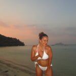 Rita Ferro Rodrigues Instagram - Dia 11 🤿🐠🐡🐒🐥✨ Último dia nas Phi -Phi e que dia de comunhão com a natureza. Primeira experiência de snorkeling de dois dos pintainhos - e pareciam fazer parte do oceano ( todos os patinhos sabem bem nadar e no snorkling é mesmo cabeça para baixo, rabinho para o ar !) E eu vi nos olhos esbugalhados deles atrás das máscaras de mergulho , a absoluta maravilha da descoberta do fundo do mar, da sua paleta de cores , do alívio do silêncio na bolha de um universo que não é o nosso mas ao qual sentimos por momentos o privilégio de integrar, a sensação de que a vida e os seus problemas ficam entre parêntesis e somos só nós, a nossa respiração, os corais, as cores muito intensamente definidas pela lente de aumento que o mar oferece. Subiram extasiados para o barco e na paragem seguinte, mal refeitos do festim submarino, a âncora do long tail boat desce na ilha dos macacos e aí fui eu que me comovi com uma mãe a proteger a sua cria ( ver vídeo ) tanto amor, tanto amor . Os outros macacos todos distraídos com os turistas e aquela mãe só tinha olhos para o seu bebé ❤️🐒 Próxima paragem Maya Bay, uma das mais belas praias do mundo que esteve muito tempo, e bem, encerrada aos turistas e que agora reabriu mas não há permissão para mergulhar - há que proteger a natureza e os recifes de corais e que bela lição para os humanos “ vens aqui espreitar mas não tocas porque não te sabes comportar”. Correctíssimo, regressamos ao @saii.phiphiislandvillage ( que delícia de hotel !) a tempo de piscinar, andar de bicicleta, fazer uma massagem, boiar, lanchar , dormir a sesta à sombra da palmeira 🌴 “ como é que se regressa à vida depois disto?” perguntam -me os pintainhos moglis despenteados e morenos. Regressando. Com amor e com vontade de viver e de ser feliz, com os corações cheios de memórias. Amanhã é o último dia da melhor viagem da nossas vidas e se eu pudesse Aí se eu pudesse , guardava o brilho dos olhos deles para sempre nos meus e também aquele espanto pueril da descoberta do mundo (e talvez assim nunca mais me esquecesse do que é estar feliz ❤️✨) #SAii #SAiiscapes #saiiPhiphiIslandVillage @saii.phiphiislandvillage #bestravel #bestravelviagens