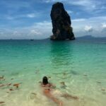 Rita Ferro Rodrigues Instagram - Mar Sonoro Mar sonoro, mar sem fundo, mar sem fim. A tua beleza aumenta quando estamos sós E tão fundo intimamente a tua voz Segue o mais secreto bailar do meu sonho. Que momentos há em que eu suponho Seres um milagre criado só para mim. Sophia de Mello Breyner Andresen ( Bom Domingo ! 🌊🌊)