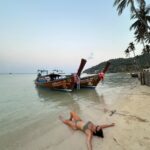 Rita Ferro Rodrigues Instagram - Dia 10🌴🦀 As ilhas Phi Phi😍 É que nos ia dando uma coisinha, logo à chegada ao @saii.phiphiislandvillage ( só se chega de barco !) com as tonalidades da água azul escuro, azul céu , verde esmeralda, um caleidoscópio de cores e peixes à volta do barco e nós mais uma vez de boca aberta. Andamos por este país de boca aberta com tanta e absurda beleza. O dia foi todo sem fazer nenhum - ainda não tinha acontecido nestas férias, o prazer de nada fazer. Mergulhos, abraços , beijinhos salgados, ataques de riso, festinhas nas costas, sestas, confidências e tudo repetido mais uma vez e outra e outra até o Sol se encostar à montanha , preguiçoso, e a noite cair serena embalada pela concerto de cigarras ( tão afinadas, iniciaram a sinfonia todas ao mesmo tempo 🎶( ver stories) Amanhã vamos fazer snorkeling e vamos a Maya Bay . Vamos também visitar a ilha dos macacos 🐒 mas eu hoje já estive a fazer macacadas o dia todo, em estágio 🙈 Melhor do que o som das ondas a rebentarem indolentes na praia, melhor que o concerto da cigarras, melhor do que as sinfonias matinais da passarada multicolor, as gargalhadas dos meus filhos são a minha banda sonora preferida. Últimos dias desta viagem maravilhosa por uma Tailândia que cura e cicatriza (porque nos embala em amor e esperança, numa ternura sem esforço que vem da terra, do mar, das estrelas e dos corações bonitos deste povo tão gentil ) Até amanhã ✨ #SAii #SAiiscapes #saiiPhiphiIslandVillage #bestravel #bestravelviagens