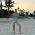 Rita Ferro Rodrigues Instagram - Dia 10🌴🦀 As ilhas Phi Phi😍 É que nos ia dando uma coisinha, logo à chegada ao @saii.phiphiislandvillage ( só se chega de barco !) com as tonalidades da água azul escuro, azul céu , verde esmeralda, um caleidoscópio de cores e peixes à volta do barco e nós mais uma vez de boca aberta. Andamos por este país de boca aberta com tanta e absurda beleza. O dia foi todo sem fazer nenhum - ainda não tinha acontecido nestas férias, o prazer de nada fazer. Mergulhos, abraços , beijinhos salgados, ataques de riso, festinhas nas costas, sestas, confidências e tudo repetido mais uma vez e outra e outra até o Sol se encostar à montanha , preguiçoso, e a noite cair serena embalada pela concerto de cigarras ( tão afinadas, iniciaram a sinfonia todas ao mesmo tempo 🎶( ver stories) Amanhã vamos fazer snorkeling e vamos a Maya Bay . Vamos também visitar a ilha dos macacos 🐒 mas eu hoje já estive a fazer macacadas o dia todo, em estágio 🙈 Melhor do que o som das ondas a rebentarem indolentes na praia, melhor que o concerto da cigarras, melhor do que as sinfonias matinais da passarada multicolor, as gargalhadas dos meus filhos são a minha banda sonora preferida. Últimos dias desta viagem maravilhosa por uma Tailândia que cura e cicatriza (porque nos embala em amor e esperança, numa ternura sem esforço que vem da terra, do mar, das estrelas e dos corações bonitos deste povo tão gentil ) Até amanhã ✨ #SAii #SAiiscapes #saiiPhiphiIslandVillage #bestravel #bestravelviagens