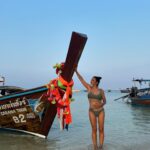 Rita Ferro Rodrigues Instagram - Dia 10🌴🦀 As ilhas Phi Phi😍 É que nos ia dando uma coisinha, logo à chegada ao @saii.phiphiislandvillage ( só se chega de barco !) com as tonalidades da água azul escuro, azul céu , verde esmeralda, um caleidoscópio de cores e peixes à volta do barco e nós mais uma vez de boca aberta. Andamos por este país de boca aberta com tanta e absurda beleza. O dia foi todo sem fazer nenhum - ainda não tinha acontecido nestas férias, o prazer de nada fazer. Mergulhos, abraços , beijinhos salgados, ataques de riso, festinhas nas costas, sestas, confidências e tudo repetido mais uma vez e outra e outra até o Sol se encostar à montanha , preguiçoso, e a noite cair serena embalada pela concerto de cigarras ( tão afinadas, iniciaram a sinfonia todas ao mesmo tempo 🎶( ver stories) Amanhã vamos fazer snorkeling e vamos a Maya Bay . Vamos também visitar a ilha dos macacos 🐒 mas eu hoje já estive a fazer macacadas o dia todo, em estágio 🙈 Melhor do que o som das ondas a rebentarem indolentes na praia, melhor que o concerto da cigarras, melhor do que as sinfonias matinais da passarada multicolor, as gargalhadas dos meus filhos são a minha banda sonora preferida. Últimos dias desta viagem maravilhosa por uma Tailândia que cura e cicatriza (porque nos embala em amor e esperança, numa ternura sem esforço que vem da terra, do mar, das estrelas e dos corações bonitos deste povo tão gentil ) Até amanhã ✨ #SAii #SAiiscapes #saiiPhiphiIslandVillage #bestravel #bestravelviagens