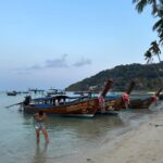 Rita Ferro Rodrigues Instagram - Dia 10🌴🦀 As ilhas Phi Phi😍 É que nos ia dando uma coisinha, logo à chegada ao @saii.phiphiislandvillage ( só se chega de barco !) com as tonalidades da água azul escuro, azul céu , verde esmeralda, um caleidoscópio de cores e peixes à volta do barco e nós mais uma vez de boca aberta. Andamos por este país de boca aberta com tanta e absurda beleza. O dia foi todo sem fazer nenhum - ainda não tinha acontecido nestas férias, o prazer de nada fazer. Mergulhos, abraços , beijinhos salgados, ataques de riso, festinhas nas costas, sestas, confidências e tudo repetido mais uma vez e outra e outra até o Sol se encostar à montanha , preguiçoso, e a noite cair serena embalada pela concerto de cigarras ( tão afinadas, iniciaram a sinfonia todas ao mesmo tempo 🎶( ver stories) Amanhã vamos fazer snorkeling e vamos a Maya Bay . Vamos também visitar a ilha dos macacos 🐒 mas eu hoje já estive a fazer macacadas o dia todo, em estágio 🙈 Melhor do que o som das ondas a rebentarem indolentes na praia, melhor que o concerto da cigarras, melhor do que as sinfonias matinais da passarada multicolor, as gargalhadas dos meus filhos são a minha banda sonora preferida. Últimos dias desta viagem maravilhosa por uma Tailândia que cura e cicatriza (porque nos embala em amor e esperança, numa ternura sem esforço que vem da terra, do mar, das estrelas e dos corações bonitos deste povo tão gentil ) Até amanhã ✨ #SAii #SAiiscapes #saiiPhiphiIslandVillage #bestravel #bestravelviagens