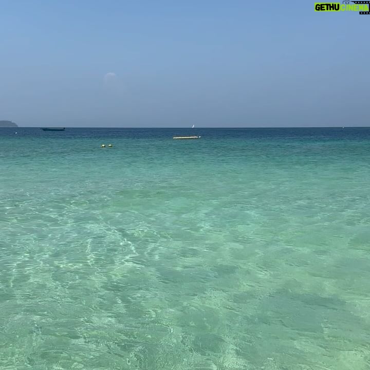 Rita Ferro Rodrigues Instagram - Dia 10🌴🦀 As ilhas Phi Phi😍 É que nos ia dando uma coisinha, logo à chegada ao @saii.phiphiislandvillage ( só se chega de barco !) com as tonalidades da água azul escuro, azul céu , verde esmeralda, um caleidoscópio de cores e peixes à volta do barco e nós mais uma vez de boca aberta. Andamos por este país de boca aberta com tanta e absurda beleza. O dia foi todo sem fazer nenhum - ainda não tinha acontecido nestas férias, o prazer de nada fazer. Mergulhos, abraços , beijinhos salgados, ataques de riso, festinhas nas costas, sestas, confidências e tudo repetido mais uma vez e outra e outra até o Sol se encostar à montanha , preguiçoso, e a noite cair serena embalada pela concerto de cigarras ( tão afinadas, iniciaram a sinfonia todas ao mesmo tempo 🎶( ver stories) Amanhã vamos fazer snorkeling e vamos a Maya Bay . Vamos também visitar a ilha dos macacos 🐒 mas eu hoje já estive a fazer macacadas o dia todo, em estágio 🙈 Melhor do que o som das ondas a rebentarem indolentes na praia, melhor que o concerto da cigarras, melhor do que as sinfonias matinais da passarada multicolor, as gargalhadas dos meus filhos são a minha banda sonora preferida. Últimos dias desta viagem maravilhosa por uma Tailândia que cura e cicatriza (porque nos embala em amor e esperança, numa ternura sem esforço que vem da terra, do mar, das estrelas e dos corações bonitos deste povo tão gentil ) Até amanhã ✨ #SAii #SAiiscapes #saiiPhiphiIslandVillage #bestravel #bestravelviagens