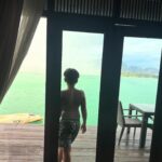 Rita Ferro Rodrigues Instagram - Dia 6 🤍 Como começar ? Antes de chegarmos ao lugar mais bonito que os meus olhos alguma vez vislumbraram fizemos uma viagem de duas horas de barco - porque este lugar situa-se no Parque Nacional Khao Sok , província de Surat Thani (Tailândia) e inclui os 165 km² do Lago Cheow Lan contido pela represa Ratchaprapha. Deve ser aqui que habitam todas as divindades da natureza - só pode ser aqui o seu refúgio - pois não é possível tanta beleza existir sem um qualquer toque divino. Aguardámos pelo barco com uma futebolada com crianças locais, fizemos a viagem com Sol, por entre várias tonalidades de água quente e doce que abraça escarpas magníficas e verdejantes, todas as cores da natureza em intensidade máxima, um espectáculo de poder do natural em bruto, uma parte do planeta muito preservada do toque humano. Chegámos ao @resort500rai com uma tempestade tropical a aproximar -se, bela e breve, e os pintainhos loucos de alegria, aos mergulhos à chuva , um descontrole de emoções ( tão bom !) perante o cenário de sonho. Totalmente sustentável , este resort constituído por pequenas , simples e confortáveis casinhas de madeira, munido de painéis solares, caiaques ( só saímos dos quartos nestes barcos que estão atracados à frente de cada habitação ) está totalmente integrado no parque natural. A partir das 22 h exige -se silêncio, o lema é “ disconnect to connect “ e por isso não há televisão e o serviço de wi - fi é muito limitado. A comida Thai é toda aqui confecionada - óptima - porque estamos no meio da selva, habitat de macacos, elefantes e outra bicharada fabulosa que vive em ambiente selvagem e que cumprimentaremos amanhã, numa das actividades que o resort proporciona. Não existe civilização por perto. Magia total ✨ Pintainhos e mãe vão dormir exaustos mas felizes. Amanhã é outro dia, cá estaremos para partilhar convosco. Muito amor aqui do Lago ❤️ #bestravel #bestravelviagens