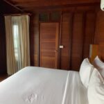 Rita Ferro Rodrigues Instagram - Dia 6 🤍 Como começar ? Antes de chegarmos ao lugar mais bonito que os meus olhos alguma vez vislumbraram fizemos uma viagem de duas horas de barco - porque este lugar situa-se no Parque Nacional Khao Sok , província de Surat Thani (Tailândia) e inclui os 165 km² do Lago Cheow Lan contido pela represa Ratchaprapha. Deve ser aqui que habitam todas as divindades da natureza - só pode ser aqui o seu refúgio - pois não é possível tanta beleza existir sem um qualquer toque divino. Aguardámos pelo barco com uma futebolada com crianças locais, fizemos a viagem com Sol, por entre várias tonalidades de água quente e doce que abraça escarpas magníficas e verdejantes, todas as cores da natureza em intensidade máxima, um espectáculo de poder do natural em bruto, uma parte do planeta muito preservada do toque humano. Chegámos ao @resort500rai com uma tempestade tropical a aproximar -se, bela e breve, e os pintainhos loucos de alegria, aos mergulhos à chuva , um descontrole de emoções ( tão bom !) perante o cenário de sonho. Totalmente sustentável , este resort constituído por pequenas , simples e confortáveis casinhas de madeira, munido de painéis solares, caiaques ( só saímos dos quartos nestes barcos que estão atracados à frente de cada habitação ) está totalmente integrado no parque natural. A partir das 22 h exige -se silêncio, o lema é “ disconnect to connect “ e por isso não há televisão e o serviço de wi - fi é muito limitado. A comida Thai é toda aqui confecionada - óptima - porque estamos no meio da selva, habitat de macacos, elefantes e outra bicharada fabulosa que vive em ambiente selvagem e que cumprimentaremos amanhã, numa das actividades que o resort proporciona. Não existe civilização por perto. Magia total ✨ Pintainhos e mãe vão dormir exaustos mas felizes. Amanhã é outro dia, cá estaremos para partilhar convosco. Muito amor aqui do Lago ❤️ #bestravel #bestravelviagens