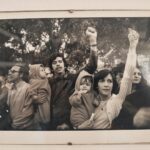 Rita Ferro Rodrigues Instagram - Neste mesmo dia há 51 anos anos (1973 ) o meu pai seria preso pela PIDE numa tentativa de manifestação pelo Dia do Trabalhador, que como a maioria de vocês saberá , eram proibidas todo o tipo de manifestações ou ajuntamentos antes do 25 de Abril de 1974. Esta fotografia foi tirada pelo fotógrafo Rui Ochoa no 1° de Maio de 1978. O Dia Mais Bonito já tinha acontecido, eu e o João nascemos em 76 no meio da convulsão extasiada da Liberdade . Na foto estou a comer uma bolacha ao colo da minha mãe e o meu mano está um pouco espantado, a olhar para o meu pai. A minha mana Sofia também está mas só se vê os caracolinhos e os olhos doces entre os meus pais. Neste 1° de Maio (2024) como em tantos outros vamos almoçar todos juntos, comer bolachas e não só, discutir, debater ( concordando e discordando livremente ) vamos contar mais uma vez a história da prisão do avô aos mais novos …para não esquecermos. Não podemos esquecer a história … para continuarmos vigilantes e não permitirmos que se repita. ✊🏽
