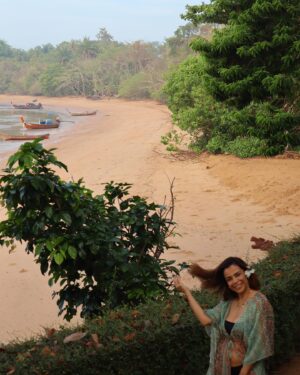 Rita Ferro Rodrigues Instagram - Dois dias num sonho de hotel ❤️
O @theshellseakrabi é uma pequena maravilha, acho que nunca tinha ficado num lugar tão bonito na minha vida. Definitivamente, a regressar. E muito agradecida por ter tido a oportunidade e privilégio de conhecer este cantinho de em cima do mar, onde a gentileza de quem recebe chega a comover 🥹
🐚🙏
Perfeito para famílias ❤️
Amanhã rumamos a novo destino tailandês. Alguém adivinha ?
#bestravel 
#bestravelviagens