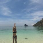 Rita Ferro Rodrigues Instagram - Dia 5 🤍🐚 Ficou registada a minha alegria infantil mas tão verdadeira, no momento do meu reencontro com este mar fabuloso 🙈 Os pintainhos estiveram todo o dia de boca aberta, não queriam acreditar no que os seus olhos viam. A beleza deste país é absurda. Perceberam finalmente porque sou apaixonada pela Tailândia : é que a beleza que nos deslumbra vive em espelho com a doçura e hospitalidade do povo, há aqui uma serenidade, uma paz, uma vontade de estar bem e ver os outros bem … que se devia estender a todo o mundo 🥹 E depois a comida 🙈 Não há palavras para o que eu gosto da cozinha Thai. Coelhinhos e Coelhinhas desejo -vos uma Boa Páscoa, aqui do país dos elefantes, com todo o amor e esperança que desejo para os meus 🐇🐘 🙏 Obrigada pelo carinho com que nos acompanham, é muito reconfortante 🤍 E sim. Estamos todos bem 🤗😉 #bestravel #bestravelviagens