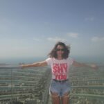 Rita Ferro Rodrigues Instagram - Dia 3 🪩 Último dia no Dubai ☺️🐥🐥🐥 Subimos ao observatório mais bonito do país - o The View - e com vista privilegiada para uma das obras de engenharia mais fabulosas do mundo - a famosa palmeira habitacional 🌴! Só lá vive quem tem muita “ paciência”! 💰💰💰 Passeámos no maior jardim do mundo - o @dubaimiraclegarden :150 milhões de flores naturais 🌸 na sua esmagadora maioria petúnias ( porque resistem ao calor intenso ) e ainda 250 milhões de plantas 😳🌱🌱! O Dubai é o país com o record de bater mais records do mundo 😁 Mas o dia de hoje foi sobretudo sobre abraços ❤️ Demos muitos abraços 🥹 🥰. Batemos o record de abraços dados por uma família tuga nos Emirados. Tungas, vai buscar. Os meus pintainhos adoraram estes três dias. Amanhã já acordamos na maravilhosa Tailândia ✨📿 Boa Noite Habibis 🫶🏽 #bestravel #bestravelviagens