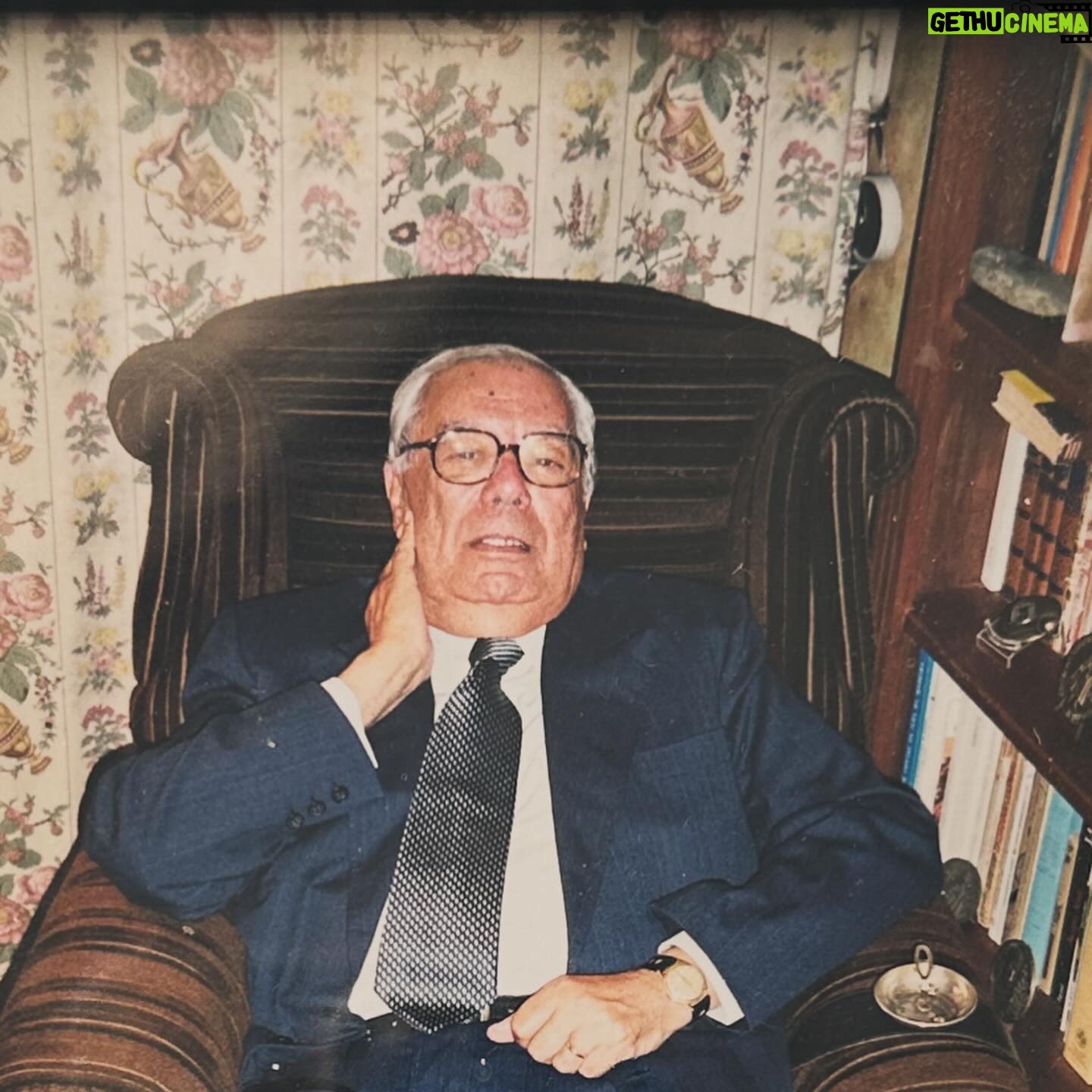Rita Ferro Rodrigues Instagram - Eduardo Alberto Ferro Rodrigues 🐘 Faria 100 anos hoje, o meu querido avô. Aconteceria uma grande festa - ele gostava de fazer anos e ainda gostava mais de festas. Era um homem muito alto, e na juventude muito giro e talvez uma das pessoas mais carismáticas que conheci porque captava a atenção de todos a contar histórias, quando ria a gargalhada ecoava por quarteirões seguidos, era a alma de qualquer convívio, abraçava demoradamente, era o meu “ elefante” matricial, a pessoa de quem penso ter herdado alguma poesia e vontade de olhar o mundo com ternura e esperança. Dele herdei também comoção infantil com o belo. Recebeu a medalha de Honra dos 80 anos da Sociedade Portuguesa de Autores, juntamente com Raul Solnado, Igrejas Caeiro, Alçada Baptista, Lagoa Henriques, Urbano Tavares Rodrigues, entre outros. Escreveu dezenas de peças teatro e foi autor de vários programas de rádio, entre os quais os “Parodiantes de Lisboa”. Fazia dupla de escrita de grande sucesso com o seu amigo de vida, Santos Fernando. Enquanto autor, antes do 25 de Abril , foi muitas vezes alvo de censura dos textos que escreveu para a rádio e teatro, era muito crítico dos regimes de Oliveira Salazar e Marcelo Caetano. Adorava viver e viveu com muita intensidade , liberdade ( mesmo quando a ditadura reprimia ) e alegria. Foi a pessoa em toda a minha vida que mais acreditou em mim - no sentido de me fazer sentir que tinha super poderes para ser o que quisesse. Não há um dia da minha vida em que “ não fale com ele” antes de adormecer. Deixo -vos esta homenagem ao seu nascimento porque sei que o deixaria muito feliz. E uma frase que me escreveu numa troca de cartas que leio e releio sempre que preciso : “Mas todos temos o direito de esperar a Esperança das Esperanças. E nós amamos a Vida e Amamos este Planeta, a Mulher, o Homem, a Natureza e este Universo, onde somos parte duma réstia de deslumbrada poeira. Vamos entrar nesta Aventura, de mãos dadas, como sempre temos caminhado.” ✨